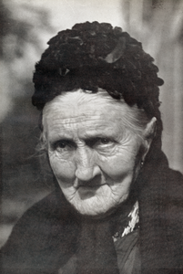 716794 Portret van een oudere vrouw met een kapotmutsje, vermoedelijk in de Jordaan te Amsterdam.